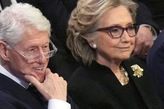 Clintonovci odmietli vypovedat v Kongrese o Epsteinovi