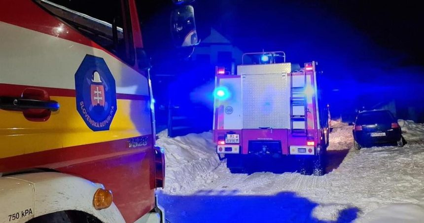 Dielnu za domom pohltili plamene v Opatovej zasahuje 14 hasicov