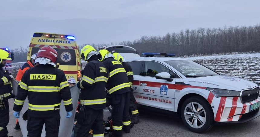 FOTO Pri vaznej nehode sa tazko zranili dvaja ludia Do nemocnic prevazali az styroch