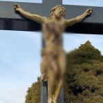 Fekaliami niekto potrel hlavne krize na cintorinoch