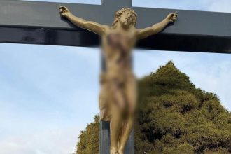 Fekaliami niekto potrel hlavne krize na cintorinoch