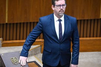 KDH Poslanec Smilanak dodrzal slub a vzdava sa poslaneckeho mandatu v parlamente ho nahradi lekarka Monika Kolejakova