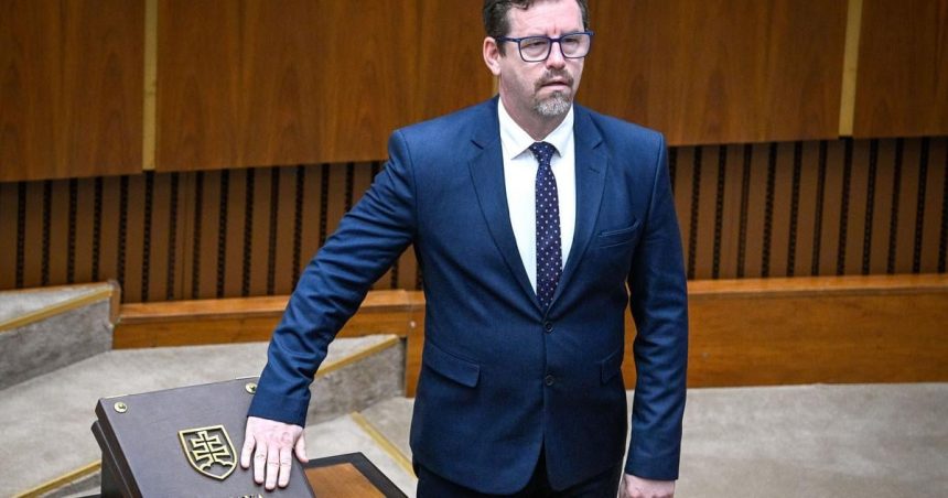 KDH Poslanec Smilanak dodrzal slub a vzdava sa poslaneckeho mandatu v parlamente ho nahradi lekarka Monika Kolejakova