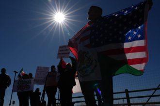 Kongresman zada o prepustenie patrocneho chlapca ktoreho zadrzal ICE