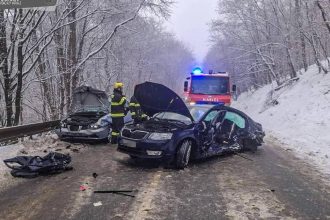 Medzi Rakosom a Slancom doslo ku zrazke troch aut traja ludia utrpeli zranenia