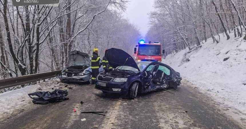 Medzi Rakosom a Slancom doslo ku zrazke troch aut traja ludia utrpeli zranenia