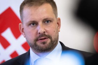 Minister Sasko pritomnym poslancov predstavil plan narodnej nemocnice vo Vajnoroch