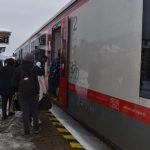 Natlacili ich do jedneho vozna nemaju kde kupit listky Dopravca im odporuca internet