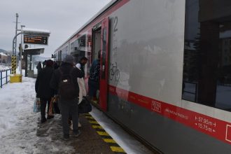 Natlacili ich do jedneho vozna nemaju kde kupit listky Dopravca im odporuca internet