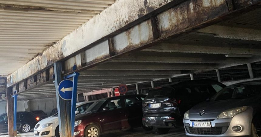 Nebezpecne parkovisko nemocnica uzatvorila vodici maju problem