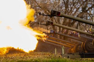 OS SR Vojaci si pripomenuli vznik SR vypalenim 21 delostreleckych salv