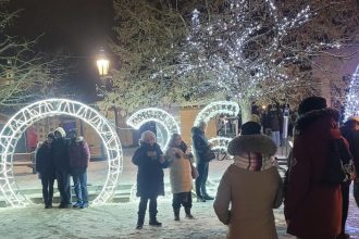 Oblohu nad namestim ozarovali sukromne svetlice