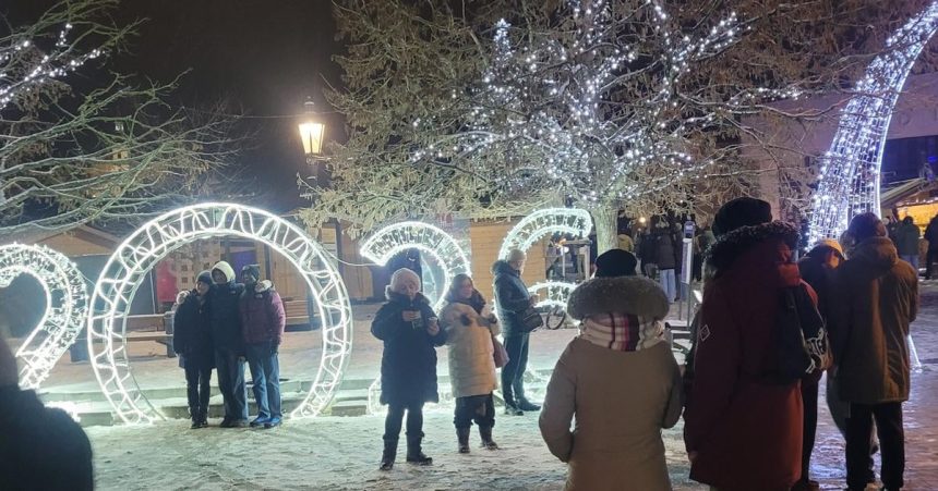 Oblohu nad namestim ozarovali sukromne svetlice