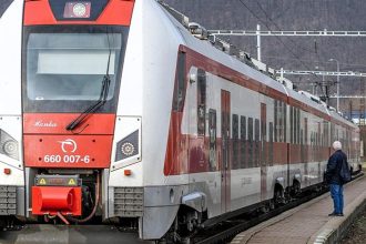 Pocas cesty vlakom napadol dvoch cestujucich