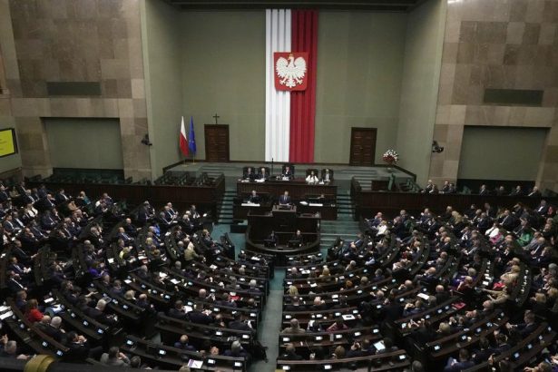 Polsko Koalicia podporila tzv zakon o pravnom state opozicia s nim nesuhlas