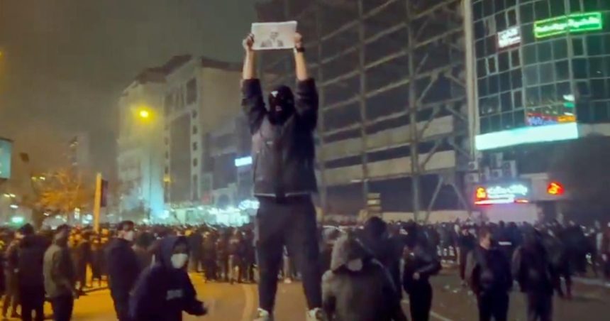 Pri protestoch v Irane zahynulo 2000 ludi