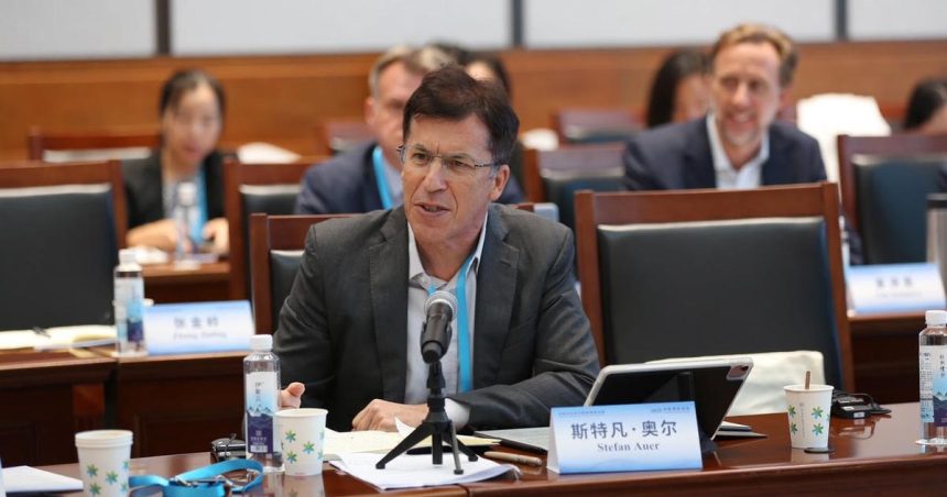 Profesor europskych studii v Hongkongu Aj v Cine si uvedomuju ze pozicia Europy sa oslabila