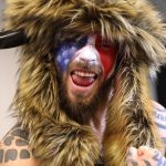 QAnon saman zaluje americkeho prezidenta Donalda Trumpa