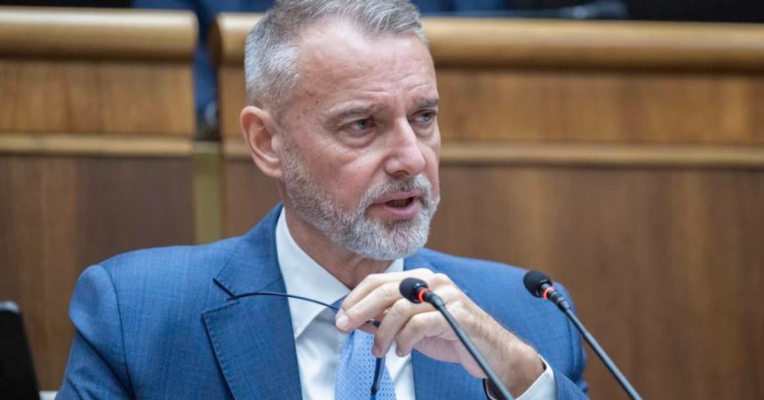 Rasi vyhlasil volbu kandidatov na Ustavny sud