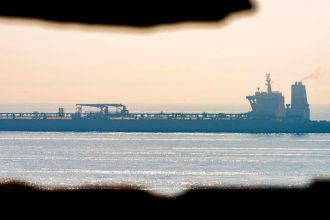 Rusko tvrdi ze dvaja clenovia posadky tankera zadrzaneho usa sa vraciaju domov