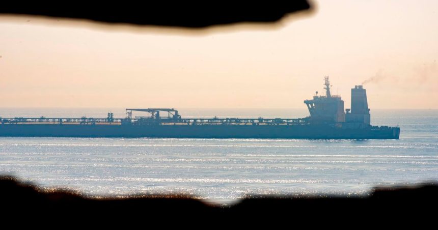 Rusko tvrdi ze dvaja clenovia posadky tankera zadrzaneho usa sa vraciaju domov