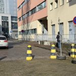 Satinskeho ulica je opat prejazdna Star Mesto odstranilo sukromny plot za asistencie policie