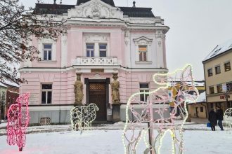 Sneh predlzil vianocnu atmosferu vyzdoba este nezmyzla ani nezhasla