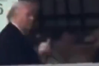 Trump ukazal prostrednik cloveku ktory na neho krical pri navsteve tovarne