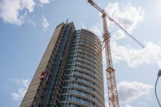 UHP vo svojom hodnoteni opat odporuca MO aby predlozilo plan na zaplnienie budov