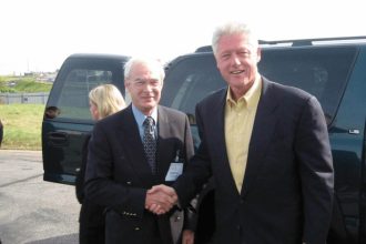 USA Vybor pre dohlad zacal konanie voci Clintonovm za pohdanie Kongresom