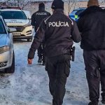 Ukradnute auto nasli policajti zaparkovane Dvaja muzi sa snazili z miesta odis jeden z nich mal pri sebe drogy