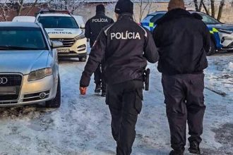 Ukradnute auto nasli policajti zaparkovane Dvaja muzi sa snazili z miesta odis jeden z nich mal pri sebe drogy