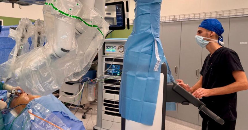 V nemocnici v Saci robotom vykonavaju zlozite urologicke operacie