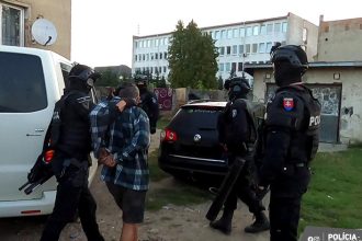 zneuzival deti sud ho poslal do vazenia musi im zaplatit aj nemajetkovu skodu