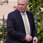 Britska policia skuma tvrdenia ze exprinc poslal citlive spravy Epsteinovi