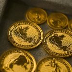 Cena zlata mierne klesla avsak stale sa drzi nad 5000 USD za troyskou uncu