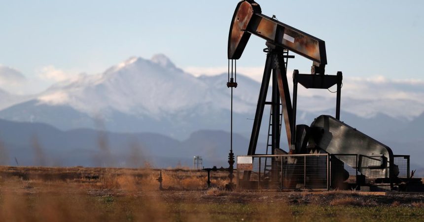 Ceny ropy ukoncili tyzden miernym rastom no za cely tyzden zaznamenali pokles