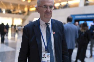 Guverner francuzskej centralej banky oznamil svoj odchod