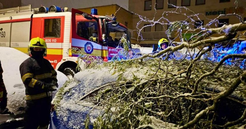 Hasici v nedelu zasahovali pri zvysenom pocte vyjazdov kvoli silnemu vetru