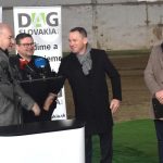 Huliak Na kona nesadnem al e dcera ich miluje Minister spustil vystavbu jazdeckeho centra