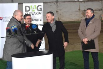 Huliak Na kona nesadnem al e dcera ich miluje Minister spustil vystavbu jazdeckeho centra