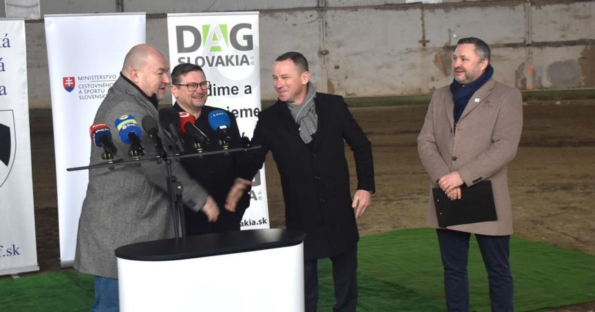 Huliak Na kona nesadnem al e dcera ich miluje Minister spustil vystavbu jazdeckeho centra
