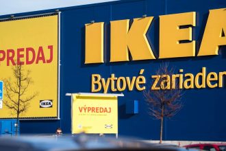 IKEA stiahla z predaja nastenne lampy kvoli riziku urazu elektrickym prudom