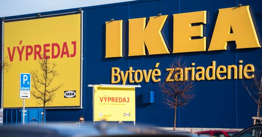 IKEA stiahla z predaja nastenne lampy kvoli riziku urazu elektrickym prudom