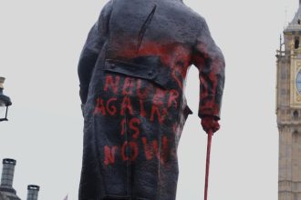 K posprejovaniu sochy Churchilla sa prihlasil holandsky aktivista Olax Outis