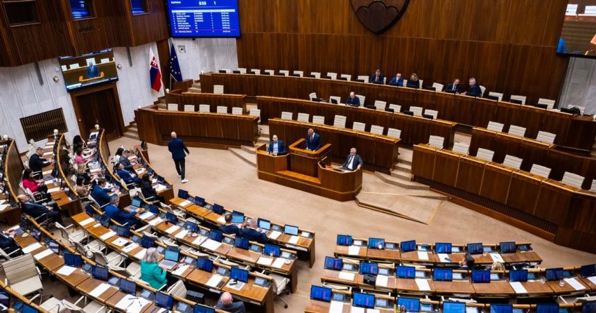 Navrhy na odvolanie ministrov budu poslanci prerokovat v stredu vecer