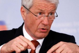 Norska policia vykonala prehliadky u expremiera jaglanda pre jeho vazby na epsteina