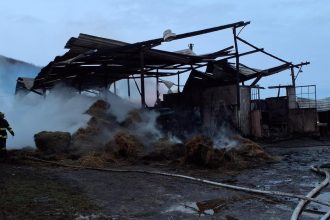 Ohen sa rozsirila na hospodarsku budovu a sennik skody su znacne dve zvierata neprezili