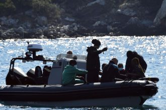 Po potopeni clna v Egejskom mori zahynuli traja migranti styri su nezvestni