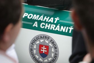 Policajta obvinili ze napadol podozriveho Podla inspekcie pravdepodobne pouzil aj obusok